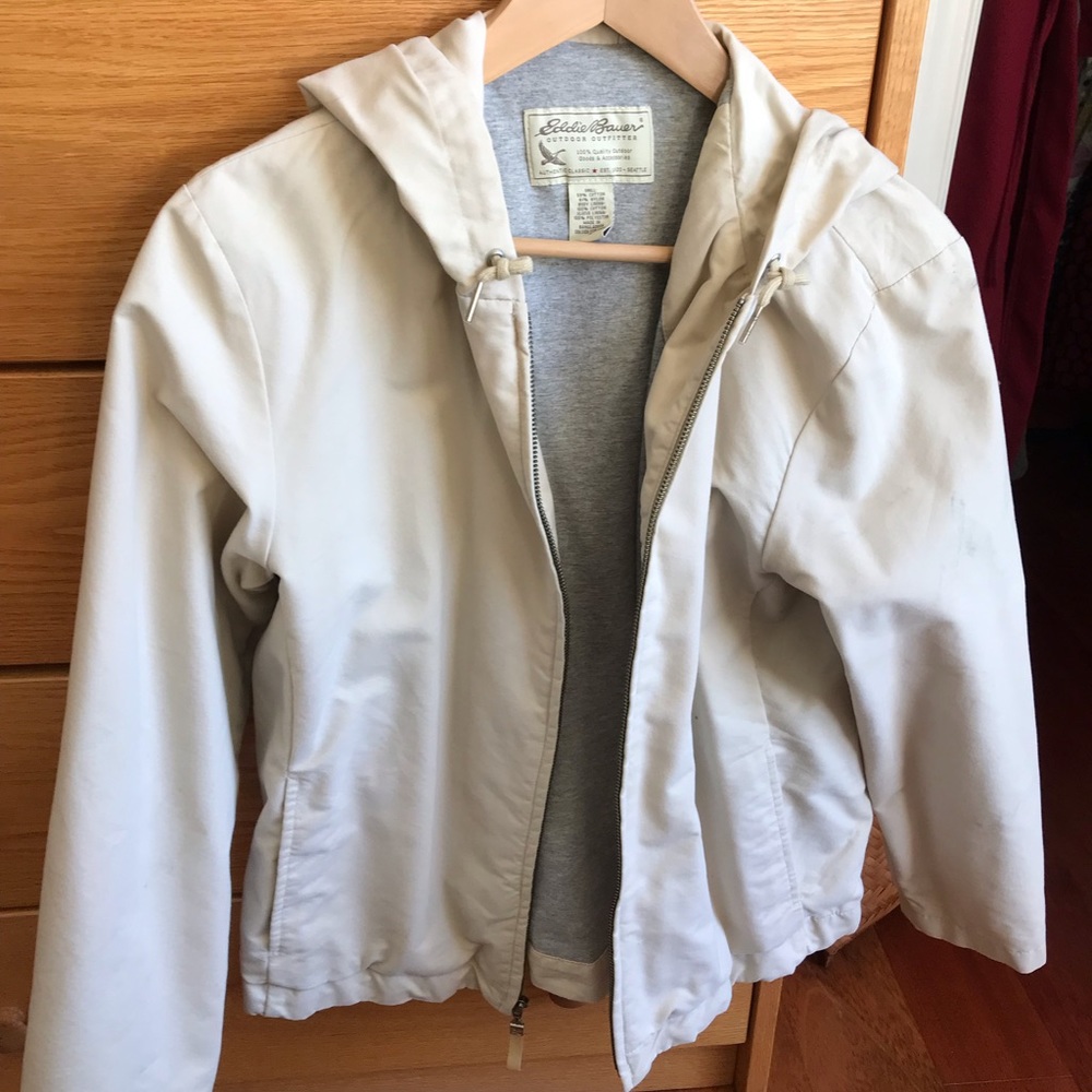 Cute windbreaker with light lining.